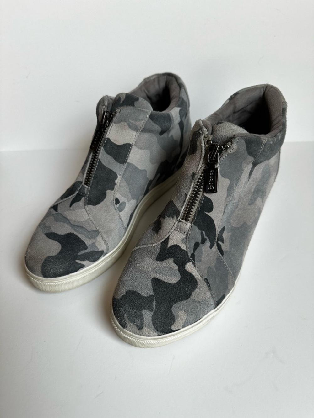 Blondo Waterproof Glenda Grey Blue Camo Suede Zip-Front Wedge Sneakers size 7